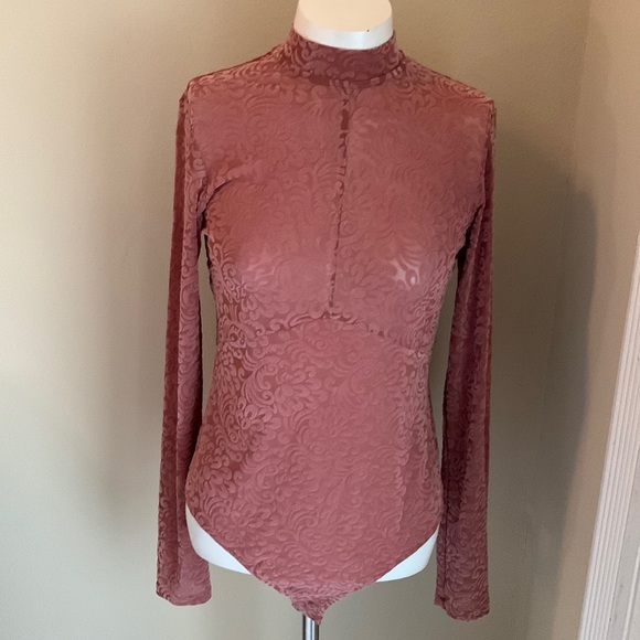 NWT Guess Rose Colored Long Sleeved Patterned Bodysuit Size Medium - Picture 1 of 4